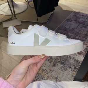 BRAND NEW IN BOX never worn Veja Chromefree Recife sneakers in beige.